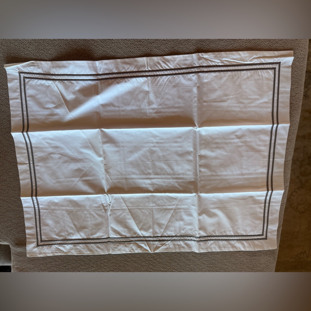 (1) Italian White Hotel Satin Stitch Pillowcase Sham Standard 20”W x 28”L 20x28 - Picture 2 of 4